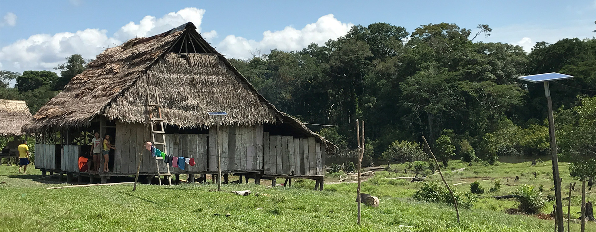 Casa en la cuenca del río Napo, Perú