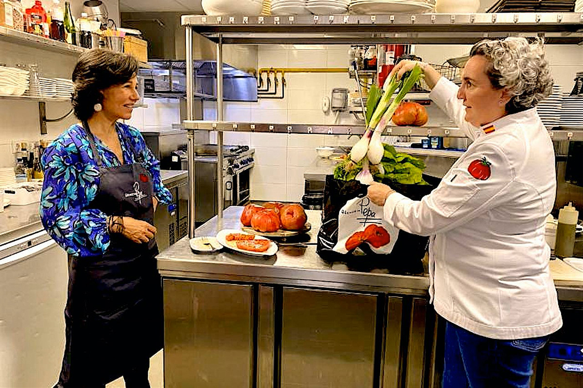 La presidenta del Banco Santander, Ana Botín, visitó el restaurante El Qüenco de Pepa para mostrar su apoyo a los pequeños negocios durante la pandemia. La restauración es uno de los sectores que más está sufriendo la crisis
