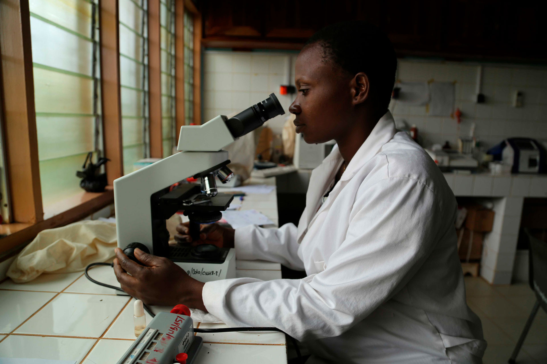 Laurence Kevo en el laboratorio del Centro de Salud de Lalo en Benín