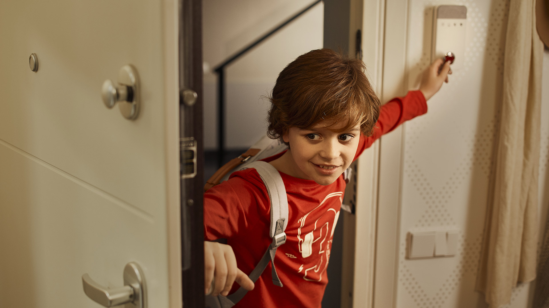 Un niño desconectando la alarma al llegar a casa | © Securitas Direct