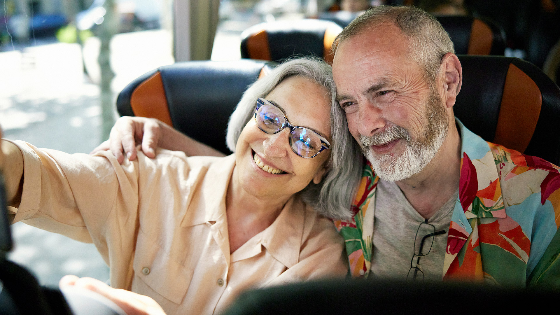 Una pareja viajando en un autobús | xavierarnau/iStock