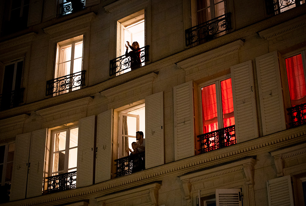 Varios vecinos aplauden desde sus balcones durante la pandemia en 2020 | © JB Autissier / Panoramic / Bestimage