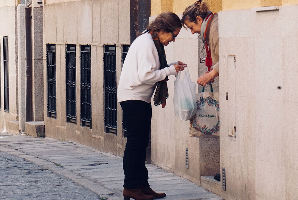 Dos vecinas hablan a la puerta de su casa en Salamanca | © Beth Macdonald, Unsplash