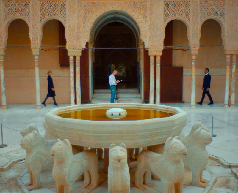 Pedro Paricio en el Patio de los Leones de La Alhambra en un fotograma de la pieza audiovisual