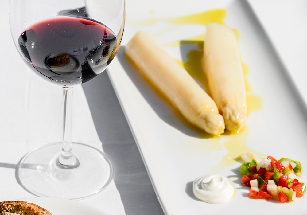 Un plato de espárragos de Navarra | © Sergio Padura · Turismo de Navarra